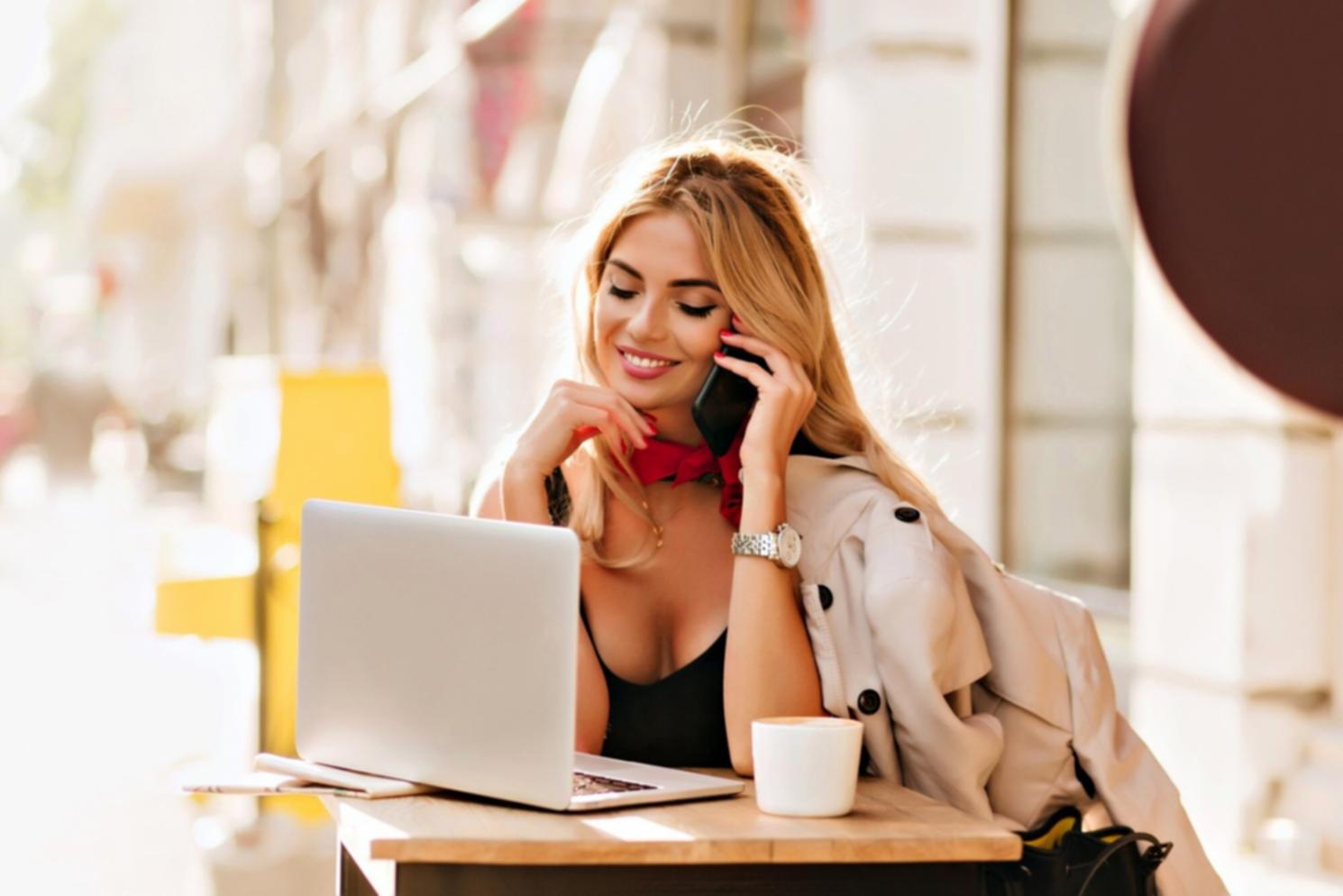 Análisis de métricas SEO en pantalla mostrando proceso de auditoría técnica