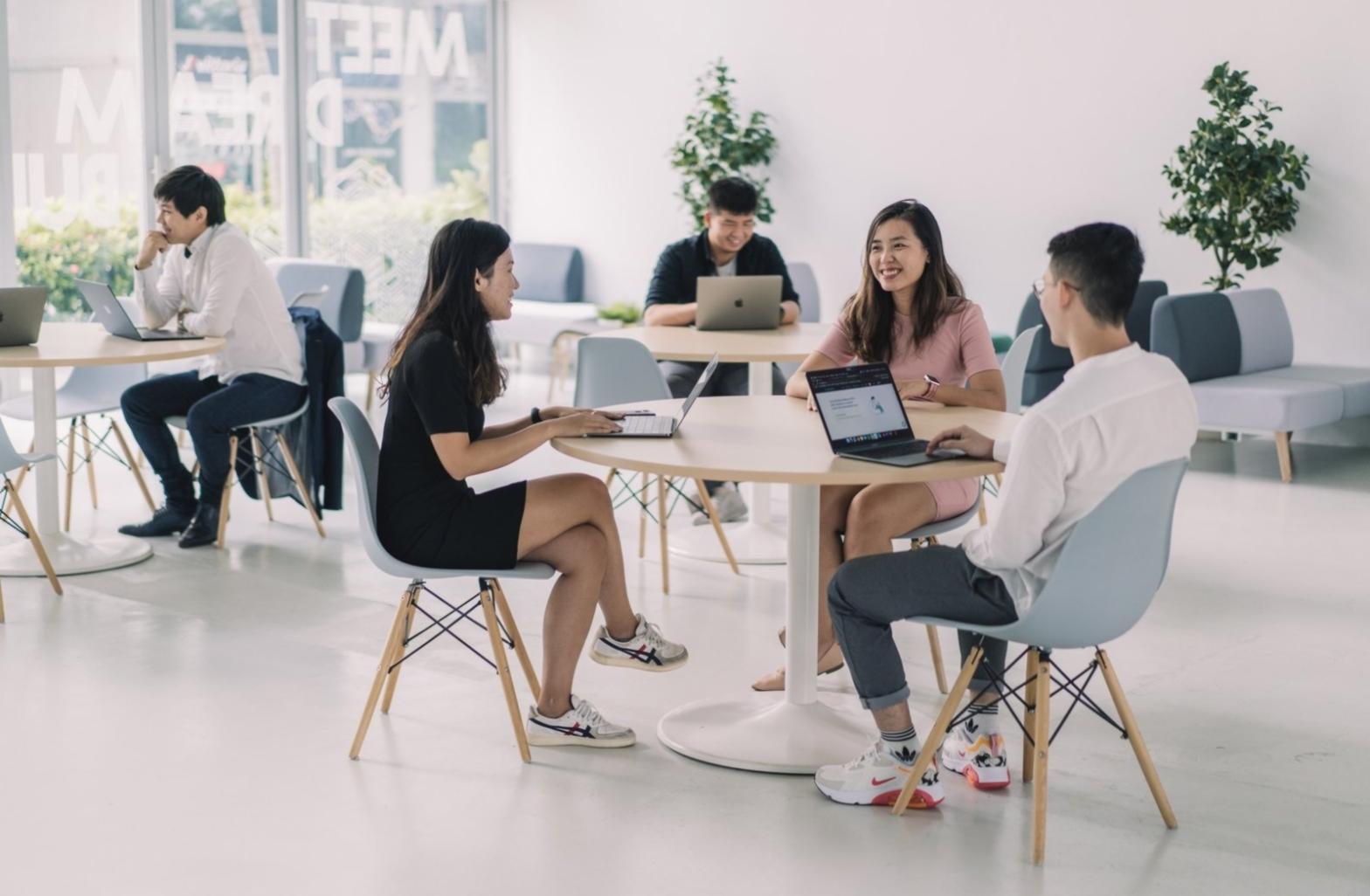 Estudiante revisando análisis de auditoría SEO en pantalla